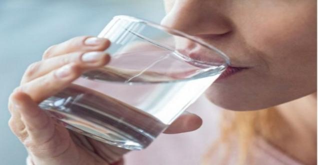 पानी पीते समय ना करें यह गलती सेहत पर पड़ता है बुरा प्रभाव