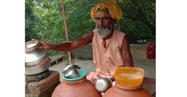  25 वर्षों से बिना किसी वेतन के बाबा का काम सिर्फ आते जाते लोगों को पानी पिलाने का है